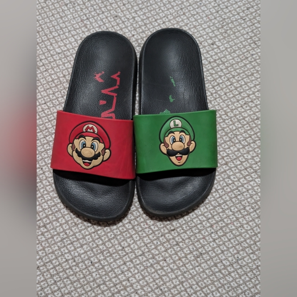 🎀$5 Nintendo Red and Green Kids Sandals